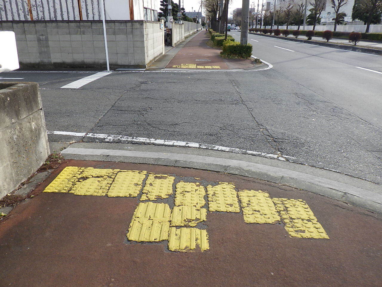 写真:単独公共単独交通安全対策事業(交安)歩道舗装補修工事の工事前
