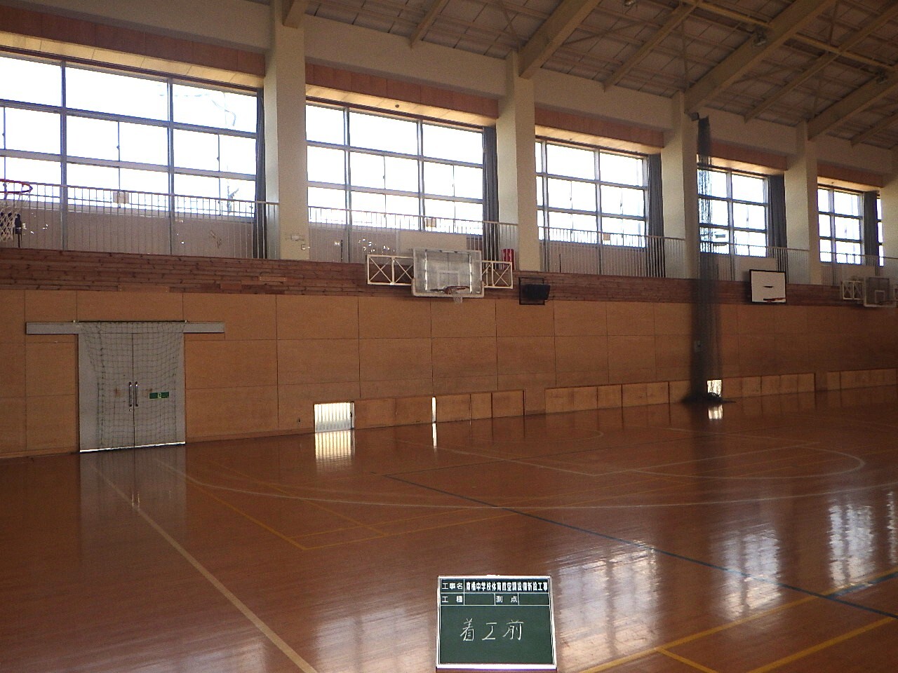 写真:南橘中学校体育館空調設備新設工事の工事前