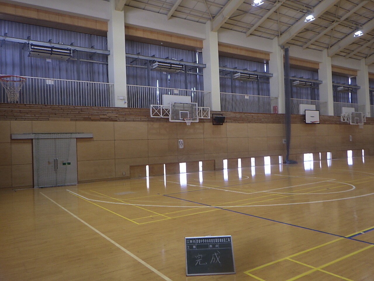 写真:南橘中学校体育館空調設備新設工事の工事後